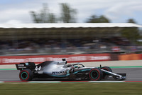 予選Q3ではわずかにラインが膨れ挙動を乱すシーンも見られたハミルトン(写真)は、僚友ボッタスに0.6秒の大差をつけられ予選2番手。しかしレースになると、鈍い出だしのボッタスに襲いかかりトップを奪い、その後リードを拡大。セーフティーカー後の再スタートでは一気に4秒ものマージンを稼ぎ出して勝利した。今季3勝目で、ファステストラップのボーナス1点を初めて獲得。ボッタスに7点差をつけ、再びポイントリーダーとなった。(Photo=Mercedes)