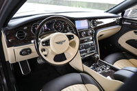 貴重なバーウオールナット(クルミの木の根に近い部分)を使用したウッドパネルを採用。シフトレバーも同じウッドで統一している(「ウッドギアレバー」はオプション)。