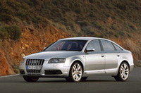 【写真上】アウディRS4【写真下】アウディS6