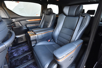 こちらは新たな最上級グレードに備わる「エグゼクティブラウンジシート」。装備が充実しているのはもちろん、シート幅も100mm拡幅されている。