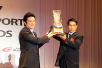 GT300の覇者「Cars Tokai Dream28」に賞を贈る中山議員。