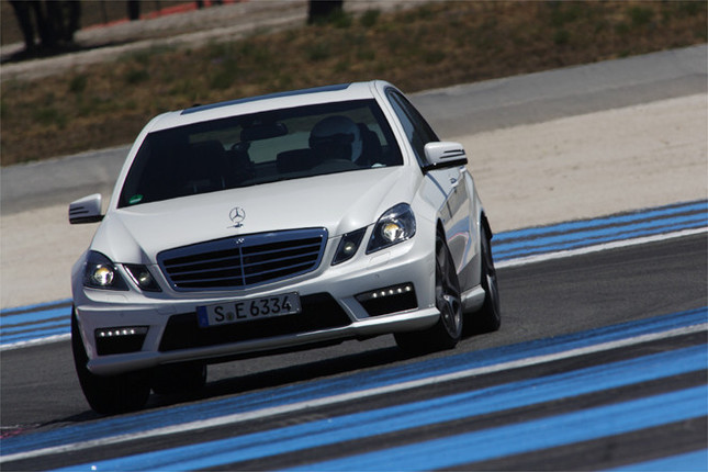 【スペック】E63 AMG(AMGパフォーマンスパッケージ付き):全長×全幅×全高=4883×2100×1440mm(サイドミラー含む)/ホイールベース=2874mm/車重=1840kg/駆動方式=FR/5.5リッターV8DOHC32バルブターボ(557hp/5250-5750rpm、81.6kgm/2000-4500rpm)(欧州仕様車)
