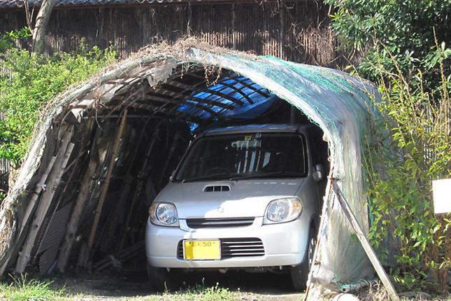 こうやって軽自動車は愛されている。ちょうどぴったりの犬小屋に飼われたペットのような風景。