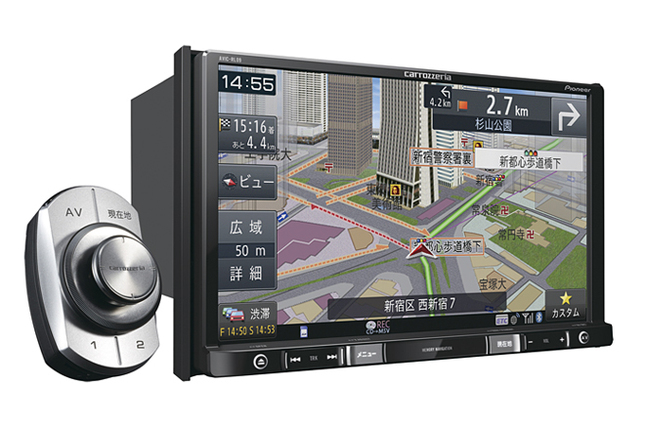 「AVIC-RL09」
横幅はもちろんだが、特に縦方向に広くなった印象を受ける8V型モニター搭載モデル。他社モデルもそうだが、大画面ナビは規定寸法以上の大きさがあるため、ナビを囲むクルマのダッシュボードパネル(別売)とセットで購入する必要がある。