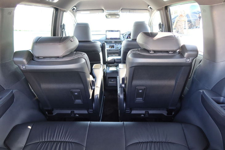 ホンダ・オデッセイe:HEVアブソルート・EXブラックエディション(荷室側から見た車内)