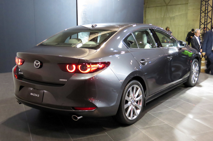 新型「マツダ3セダン」