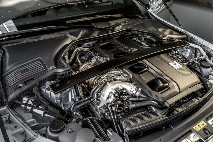 写真中央に見えるのが、キモとなる電動式ターボチャージャー。厚さ約4cmのモーターが、排気側タービンホイールと吸気側コンプレッサーホイールの間に組み込まれており、ターボのシャフトを直接駆動する。回転速度は最大17万5000rpm。