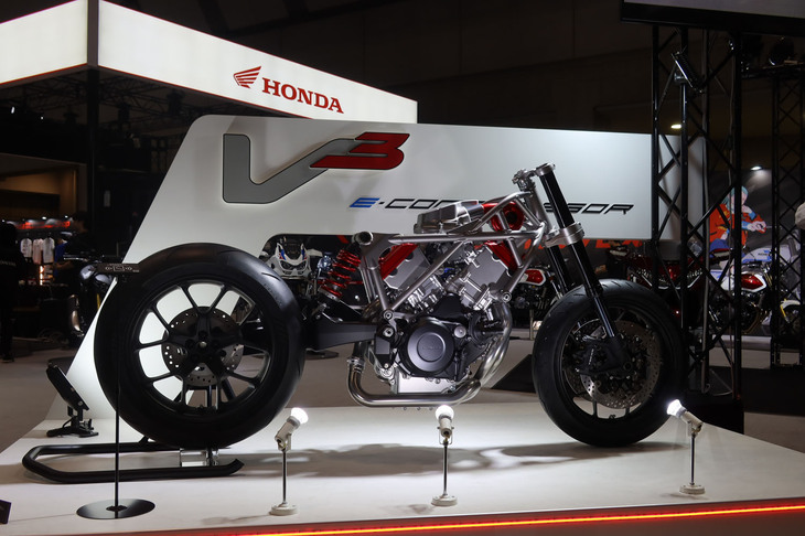 「電動過給機付きV型3気筒エンジン」の展示。