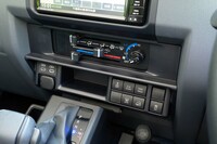 エアコンは昔ながらのマニュアル式。右側のファンスイッチの基部に、冷房のコンプレッサーを作動させるダイヤルが付いており、ここを操作しないと、いくら温度設定を低くしても冷風は出てこない。