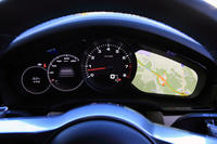 メーターパネルは、部分的に液晶式になっている。5連のアナログ式メーターを表示できるほか、写真のようにカーナビの地図を映し出すことも可能。