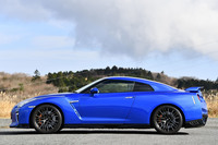 【日産GT-Rプレミアムエディション】
ボディーサイズ:全長×全幅×全高=4710×1895×1370mm/ホイールベース:2780mm/車重:1770kg/駆動方式:4WD/エンジン:3.8リッターV6 DOHC 24バルブ ターボ/トランスミッション:6段AT/最高出力:570PS(419kW)/6800rpm/最大トルク:637N・m(65.0kgf・m)/3300-5800rpm/タイヤ:(前)255/40ZRF20 101Y/(後)285/35ZRF20 104Y(ダンロップSP SPORT MAXX GT 600 DSST CTT)/燃費:7.8km/リッター(WLTCモード)/価格:1232万9900円
【取材時の燃費データ】
テスト距離:345.5km(市街地2:高速道路6:山岳路2)/使用燃料:57.0リッター(ハイオクガソリン)/参考燃費:6.1km/リッター(満タン法)/6.3km/リッター(車載燃費計計測値)