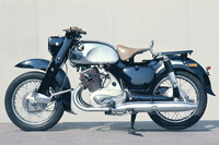 各部に角張った意匠を取り入れたユニークなデザインも特徴で、「神社仏閣スタイル」と呼ばれた。