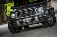 巨大なエアインレットが目を引く専用バンパーや、大きく張り出したオーバーフェンダー等により、「G63」の外寸は通常の「Gクラス」より全長、全幅が拡大している。