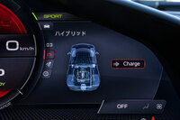 「ハイブリッド」モードでは、ドライバーの任意でICEによるバッテリーの充電が可能。メーターにパワートレインの操作画面を呼び出し、「Charge」のボタンを選択するとチャージが開始される。