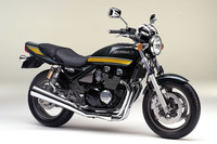 レーサーレプリカ全盛の1989年に、懐古的なスタイルをまとい52万9000円の価格で登場、一世を風靡(ふうび)した「カワサキ・ゼファー」(写真は改良型の「ゼファーχ)。中古車が市場にあふれ、数万円~20万円程度で取引されていたのも今は昔。現在では100万~150万円ほどの値づけが当たり前になっている。