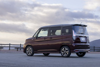 リアデザインは標準の「ソリオ」と同じ(従来どおり)。押し出し感はまるでなくフロントとのギャップが激しい。