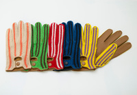 サイズはSとMの2種類、カラーバリエーションは5種類が現在展開されている。左からベージュ×オレンジ、グリーン×ブラウン、レッド×オフホワイト、ブルー×ブラック、イエロー×バイオレット。2サイズ展開で、大は2本ストライプ、小は1本ストライプとなる。ホックボタンにもレザーが張られている凝りよう。