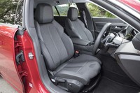 「アリュール」ではファブリックとテップレザー(合皮)のコンビシートが標準装備。高級ではないが、掛け心地は良好だ。