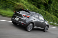 新しい足まわりの調律の狙いは、路面からの入力に早い段階から反応し、従来モデルより長く時間をかけてボディー(乗員)に伝えるというもの。唐突感のない、よりしなやかな乗り心地を意図したものだ。