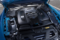 4リッターV8ツインターボのM177エンジンはフロントミドに押し込まれるようにして搭載されている。もちろん「One man, One Engine」を示すプレート付きだ。