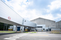 バッテリーユニットの組立工場(写真奥)から、新ラインが収まる建屋へとのびる橋。この中を、重量500kg超のバッテリーユニットが自動で流れている。