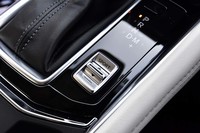 シフトレバーの右側には、スポーツモードのオン/オフスイッチが備わる。スポーツモード選択時は、アクセル操作の応答性が高められる。