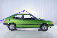 ジウジアーロによる自動車が、なぜ均整を保って映るかといえば、延長線上の消失点が合致するからである。それはピラーの傾きにも言える(補足線は筆者による)。