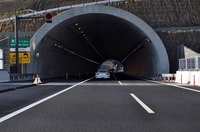 御殿場―浜松いなさ間については、全線が片側3車線を基本構造として備えているが、トンネルの中など、ポールを立てて2車線に制限している区間が多い。