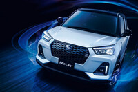 ダイハツがコンパクトカー向けに新開発したシリーズ式ハイブリッドシステムを搭載する、「ロッキー」のハイブリッドモデル。バッテリーやモーター、ECUなどには、親会社であるトヨタの技術も生かされている。