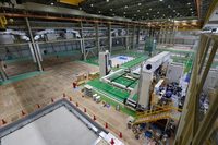 新しい「777X」の組立工場の内部の様子。これから組み立てに使う機材が搬入される予定だ。