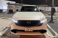 キープコンセプトでありながら、顔やお尻でアグレッシブな感じを演出している新型「CX-5」。とてもカッコいいイケメンだが、オプションの「シグネチャースタイル」は、せっかくのデザインを壊しているようにも思う。