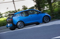 「i3」の駆動レイアウトはRR。バッテリーは床に敷きつめられる形で搭載されており、モーターなどのパワープラントはその後方に積まれる。