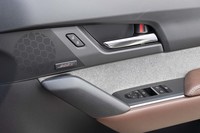 インテリアの素材も興味深い。ペットボトルのリサイクル材(写真中央)に、ビンテージ感を出した人工皮革が組み合わされる。