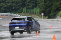 ウエット路面でのパイロンスラロームでは、「ID.4」の車両バランスのよさを実感。こうした難しい状況でも操舵とアクセルワークでクルマを操ることができた。