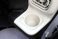 「G」「Gターボ」に装備される、その名も「ホッとカップホルダー」。軽自動車初となる、保温機能付きのカップホルダーである。