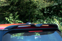 巨大なルーフエンドスポイラーがリアスタイルを好戦的に飾る。左右分割式になっているのは……