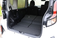 リアシートを最前方にスライドさせ、リアシートの背もたれをすべて倒した「フルラゲッジモード」と呼ばれるシートアレンジの様子。リアゲートの最大開口幅は1052mm、開口高は865mm、荷室フロア高は660mmと発表されている。