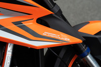 “THE BEAST”(猛獣)という、いささか物騒なキャッチコピーで知られる「1290スーパーデュークR」。その名にたがわず、排気量1.3リッター(!)のVツインエンジンを搭載したマッチョなハイパフォーマンスモデルである。