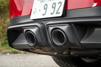 エキゾーストエンドはセンターからの2本出しだ。