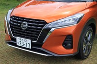 日産車の象徴であるVモーショングリルが与えられたフロントまわり。シャープなヘッドランプもV字の構成要素となっている。