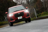 サスペンションは駆動方式を問わず、前がマクファーソンストラット式、後ろがトーションビーム式だ。