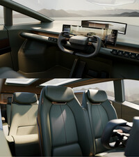 運転席まわりはこんな感じ。シンプルで機能的にまとめられた様子だ。