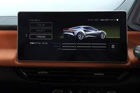 ドライブモードには標準で「ノーマル」「スポーツ」を設定しており、さらに「ロータスドライバーズパック」装着車には「トラック」モードも用意。任意でESCをカットすることもできる。