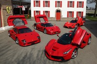デビュー以来、コレクターの熱い視線を集めるフェラーリのスペシャルモデルたち。写真手前(右下)から時計回りに、ハイブリッドのスーパースポーツ「ラ フェラーリ」、創業40周年記念モデル「F40」、創業50周年記念モデル「F50」、創業者であるエンツォ・フェラーリの名を持つ「エンツォ」。