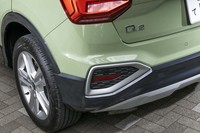 リアバンパーは五角形をモチーフとした新デザインを採用。ディフューザーの形状も、よりスポーティーなものに改められている。