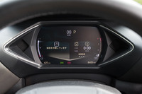 液晶式のメーターパネルは7インチのコンパクトサイズ。黒地にゴールドのフォントを組み合わせたゴージャスなカラーリングだ。