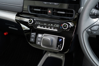 電動パーキングブレーキのスイッチはシフトセレクターの左、助手席に近いところに備わる。作動も解除もシフト操作に応じて自動でできるので、ドライバーが触れることは少ないという判断だろうか。