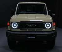 新型「ランドクルーザー“70”」で目を引くのが、オリジナル“70”を思わせる丸型のヘッドランプ。2014年に期間限定で販売されたモデルには、四角いランプが装着されていた。