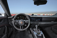 「911 GT3」のインテリア。フル液晶パネルの新デザインメーターが採用された。