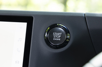 「ランクル“300”」や「LX」とは異なり、スタートスイッチに指紋認証機能が備わらない。保管場所には重々注意したい。